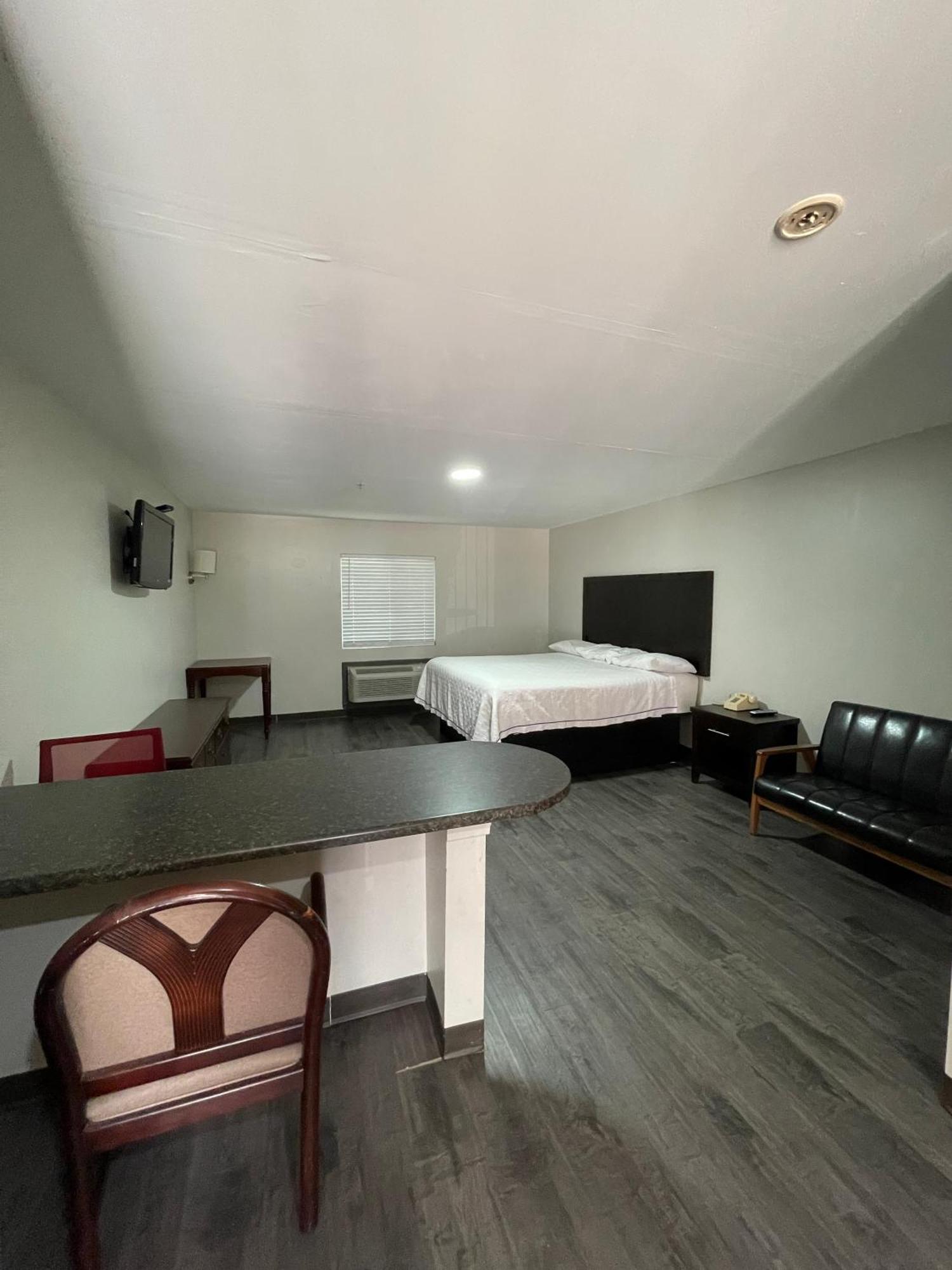 High Falls Inn & Suites Экстерьер фото