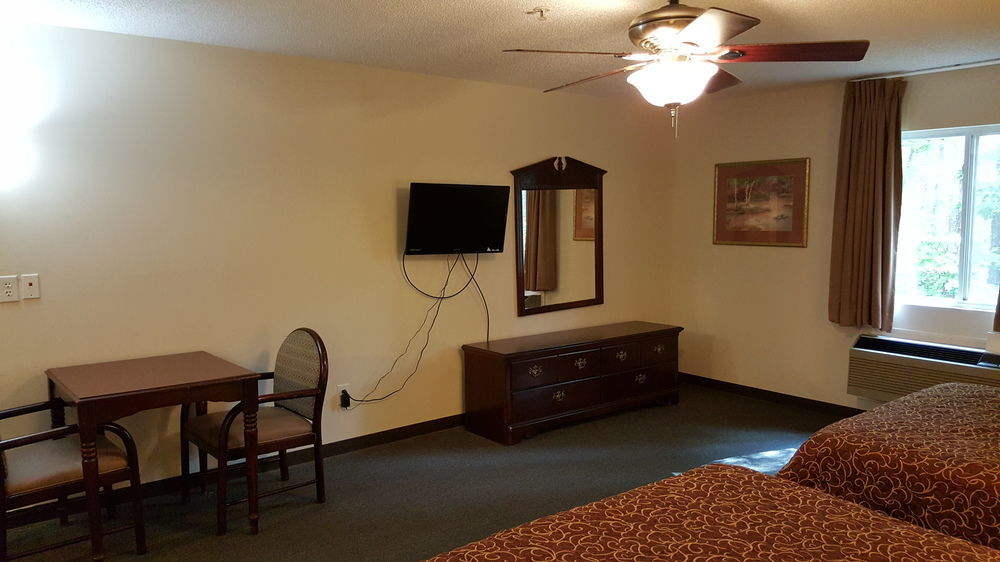 High Falls Inn & Suites Экстерьер фото