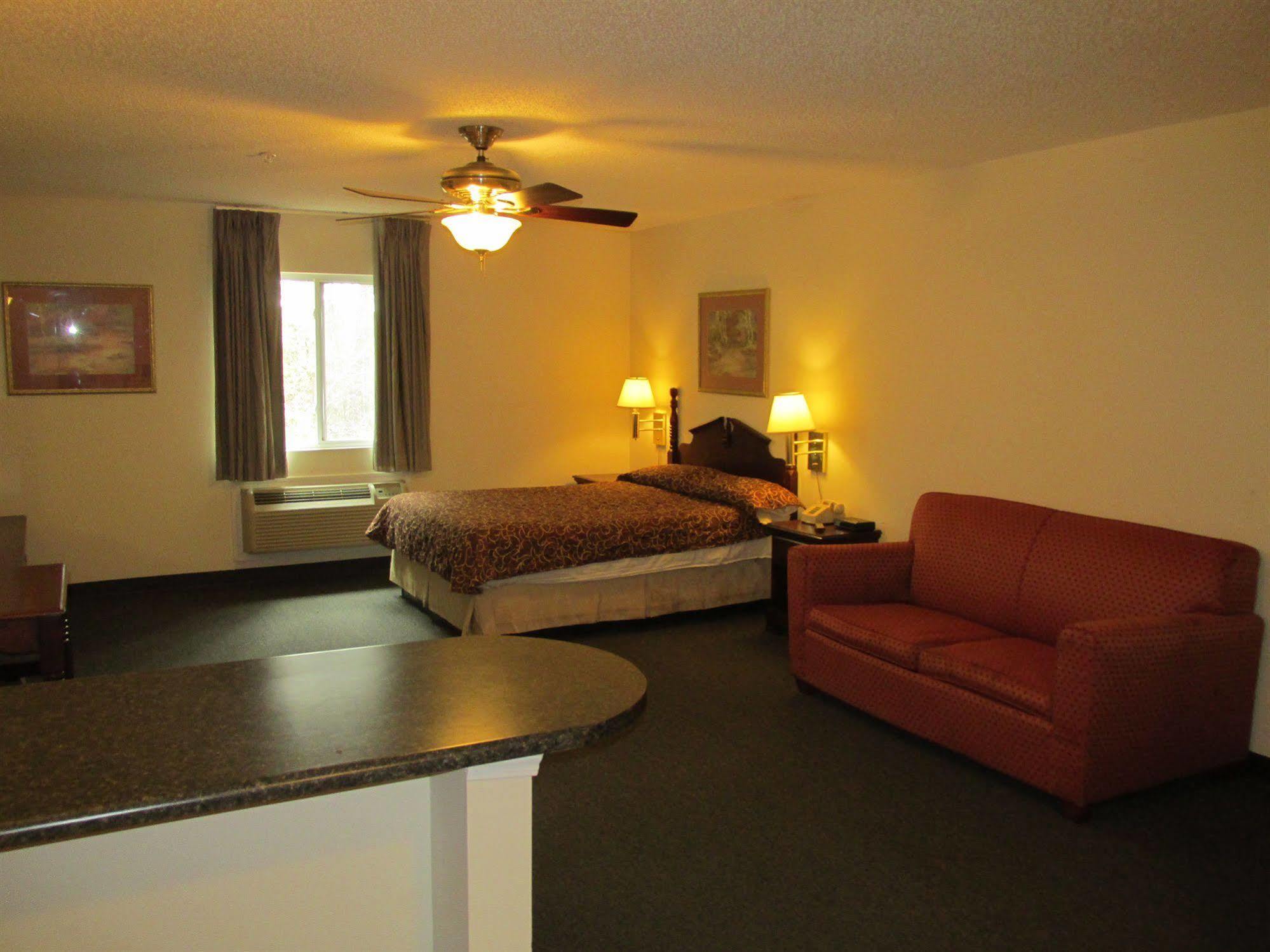 High Falls Inn & Suites Экстерьер фото