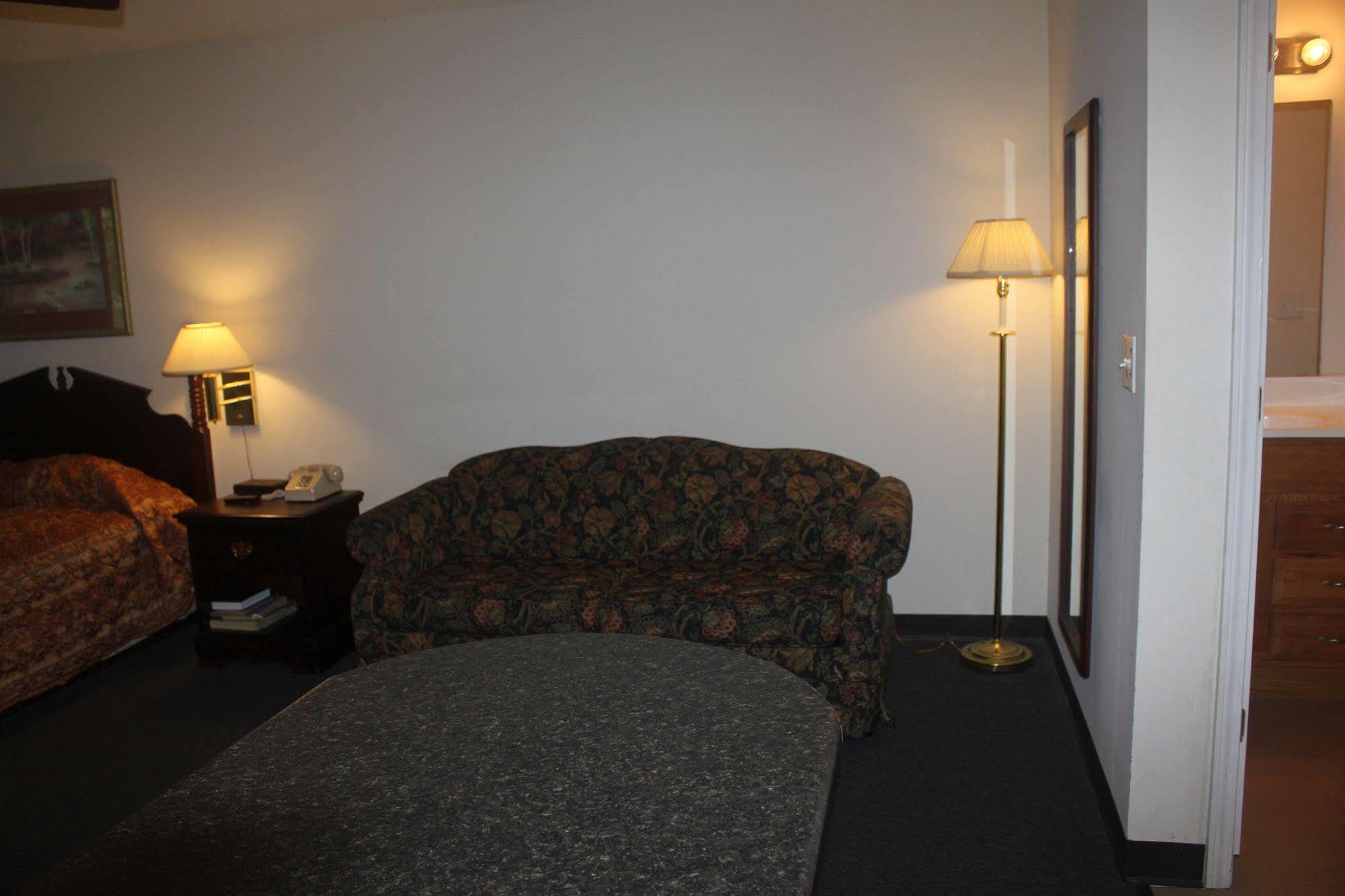 High Falls Inn & Suites Экстерьер фото