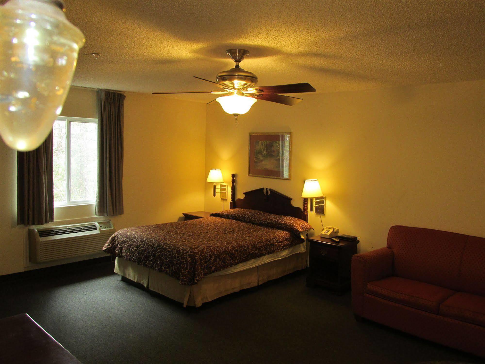High Falls Inn & Suites Экстерьер фото