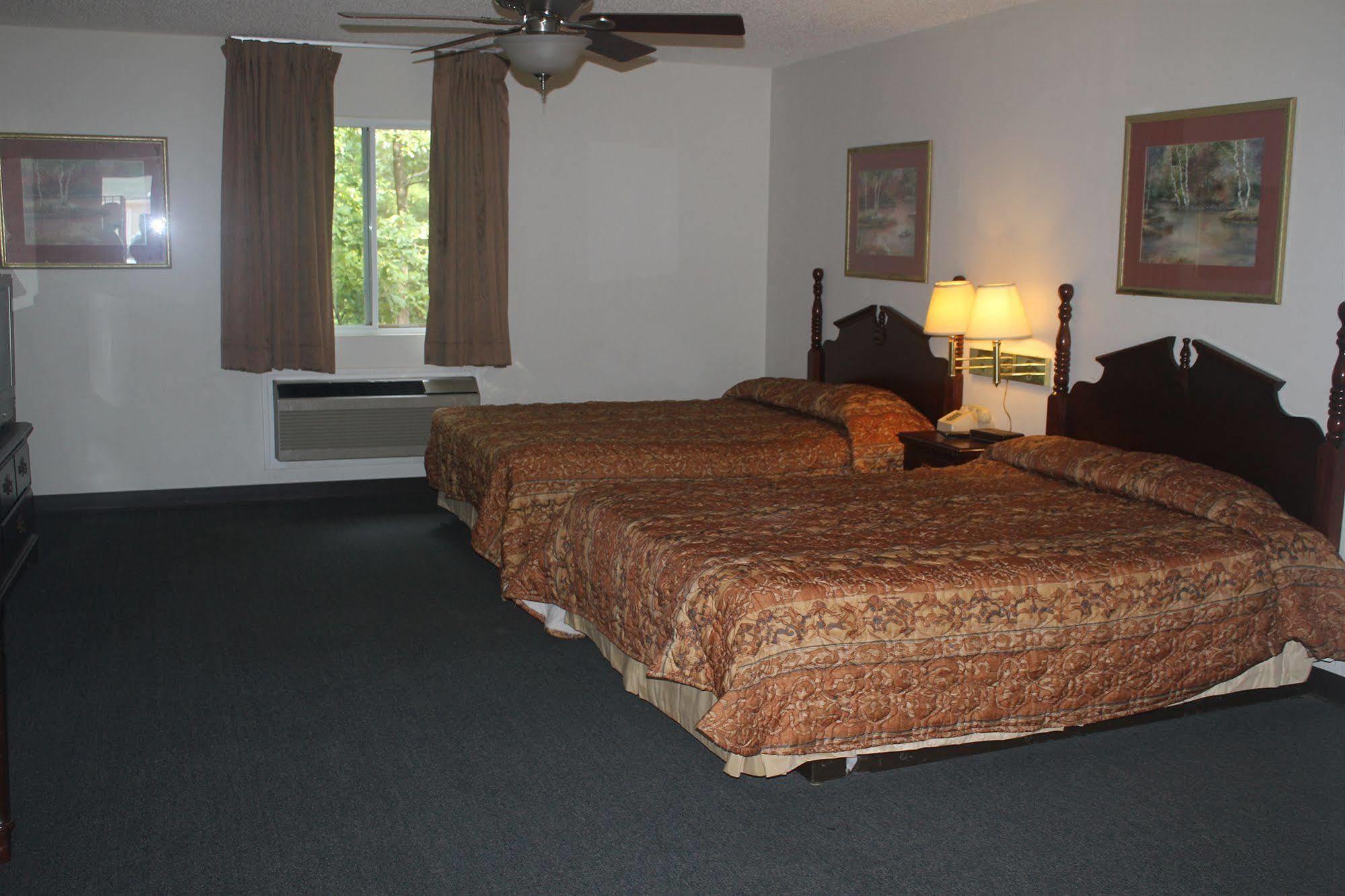 High Falls Inn & Suites Экстерьер фото