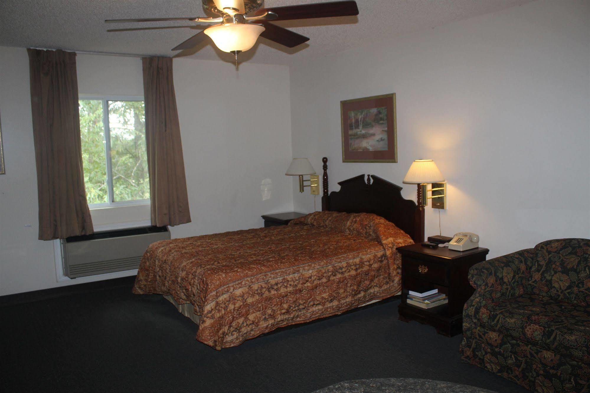 High Falls Inn & Suites Экстерьер фото
